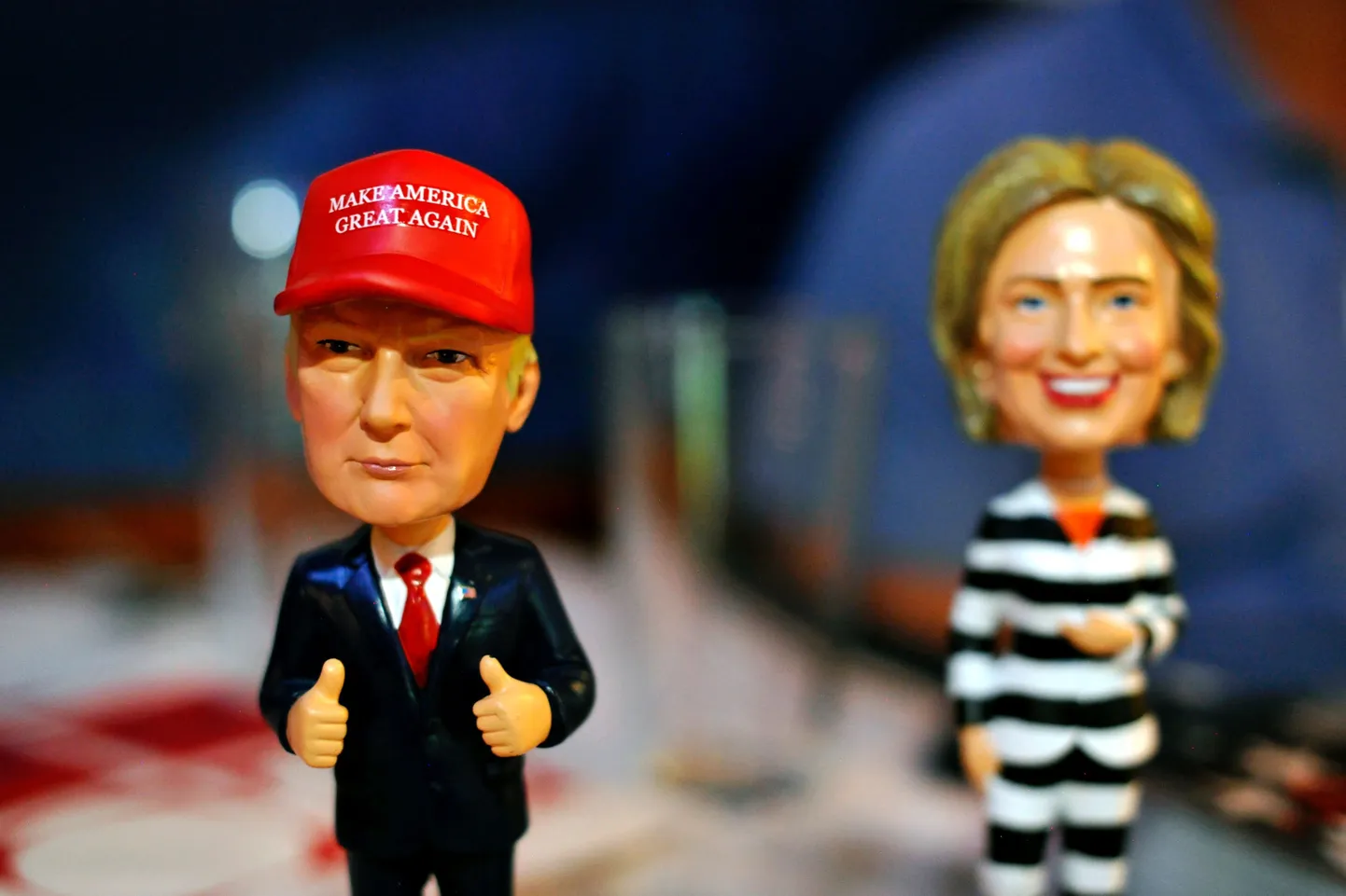 Vabariiklaste presidendikandidaati Donald Trumpi ja demokraatide kandidaati Hillary Clintonit kujutavad nukud.