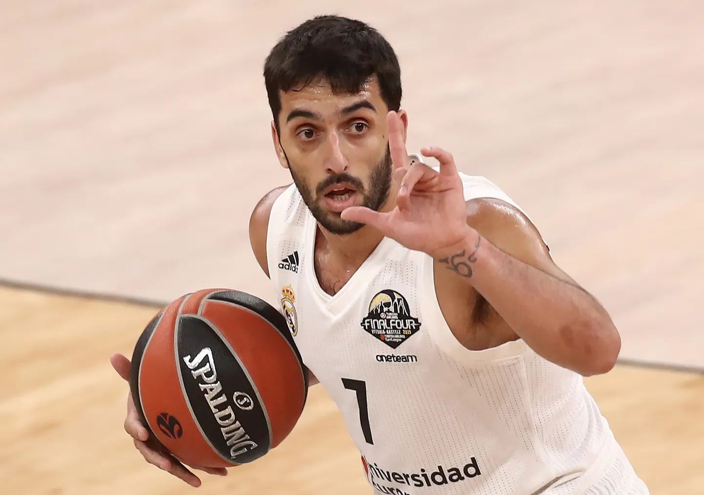 Facundo Campazzo on alati valmis kaaslasele söötma.