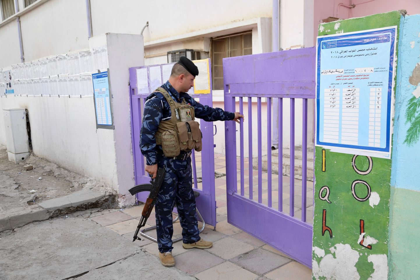 Relvastatud politseinik ühe Bagdadi valimisjaoskonna värava juures.