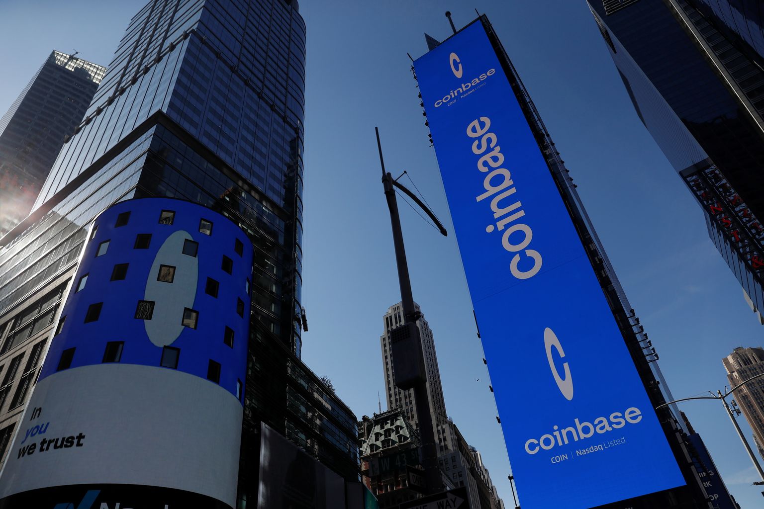 Coinbase'i logo tähistamaks börsidebüüti Nasdaqi suurel ekraanil Times Square'il New Yorkis