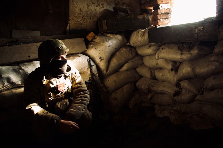 Военнослужащий Национальной гвардии Украины на позиции в селе Зайцево.