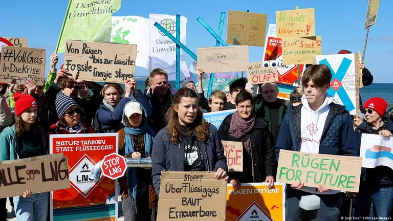 Остров Рюген, май 2023 года. Экоактивисты протестуют против СПГ-терминала, в центре - Луиза Нойбауэр