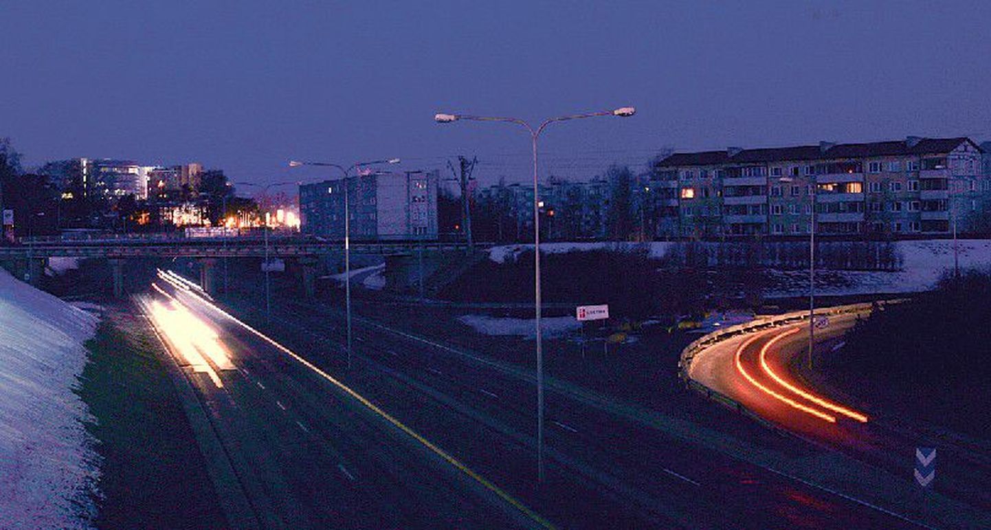 Вид с виадука на Пярнуском шоссе на Таммсааре теэ. Около половины шестого утра небо светлеет, и город вновь становится приветливым. В окнах жилых домов загорается свет.