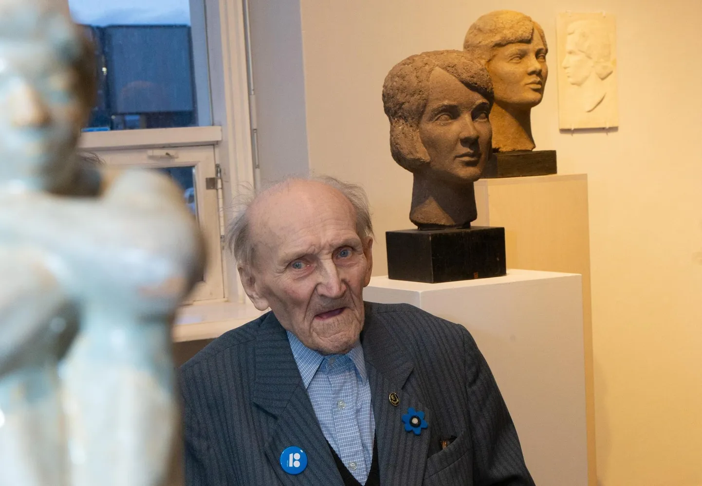 Robert-Rudolf Volk kunstimajas näitusel oma teoste vahel.
