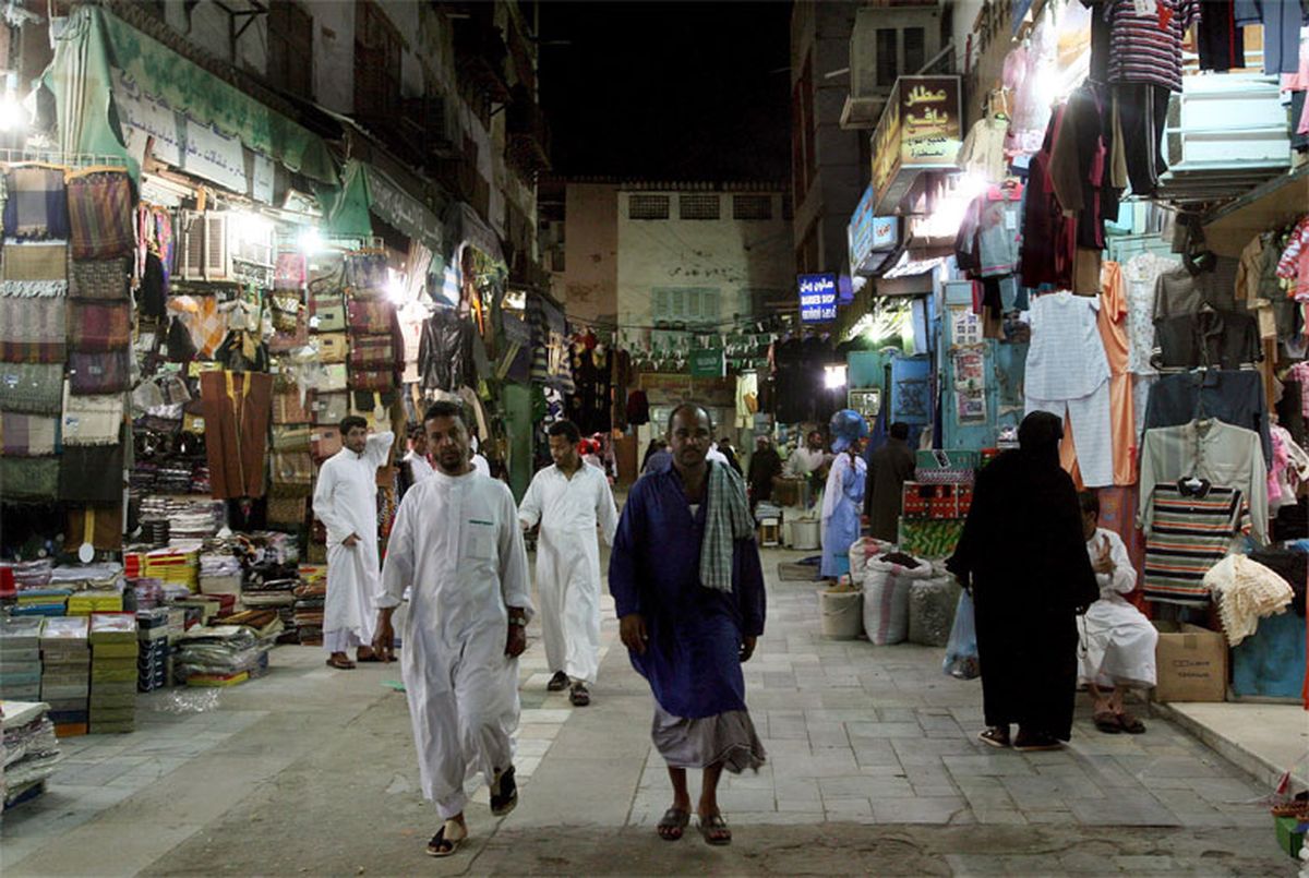 Saūda Arābijas pilsētas Jedas ieliņa naktī