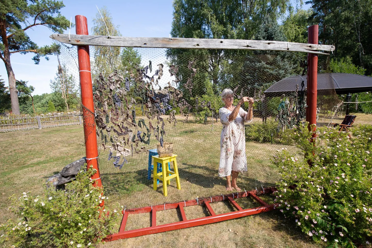 Tiia Hansar meisterdab Lobi külas Allika talu hoovis varjevõrke Ukrainasse saatmiseks.