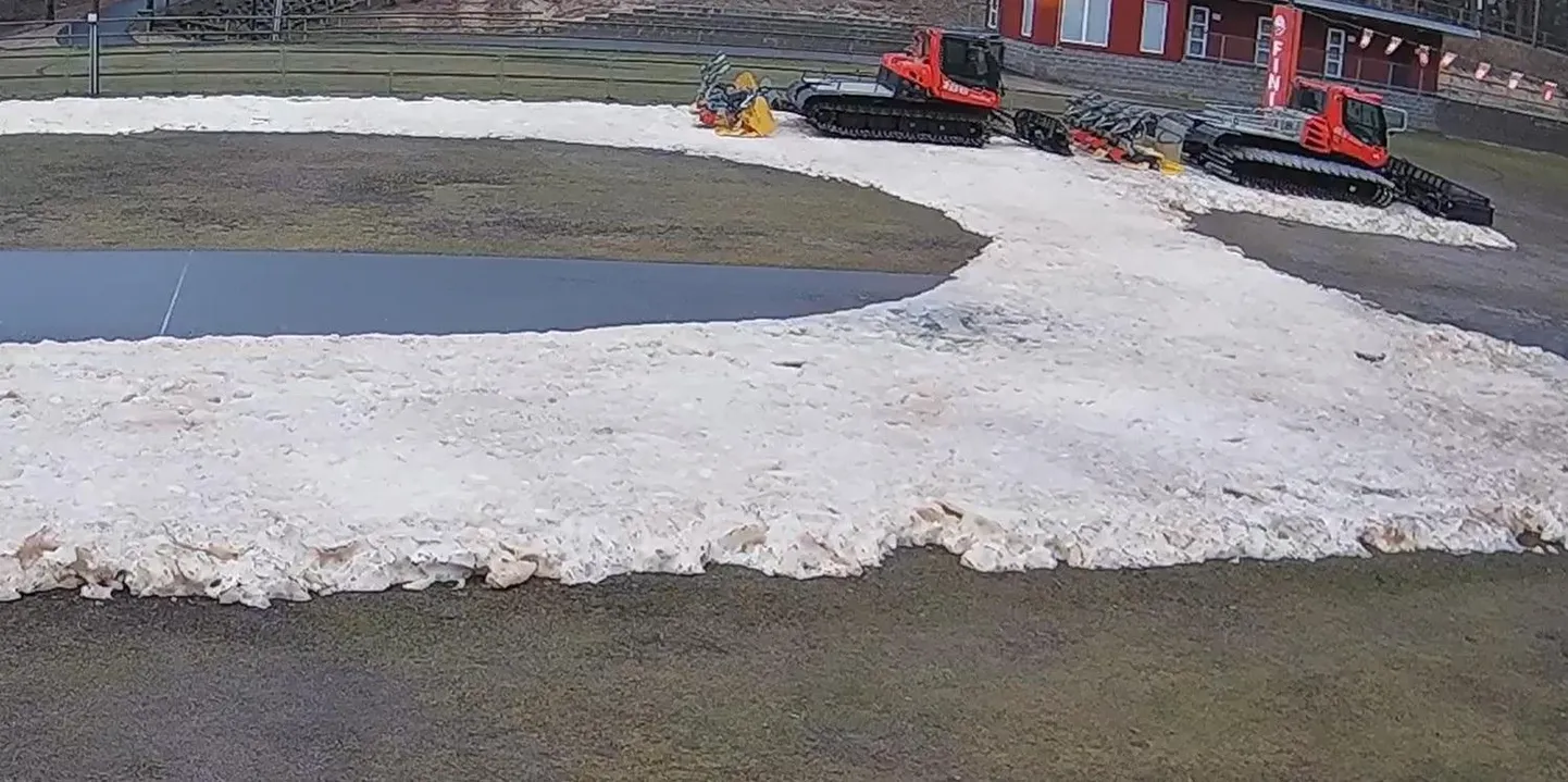 Neljapäeva pärastlõunal avanes Jõulumäe tervisespordikeskuse staadionil selline vaatepilt.