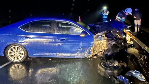 FOTO ⟩ Auto sõitis Tallinna-Tartu maanteel libeduse tõttu teepiirdesse