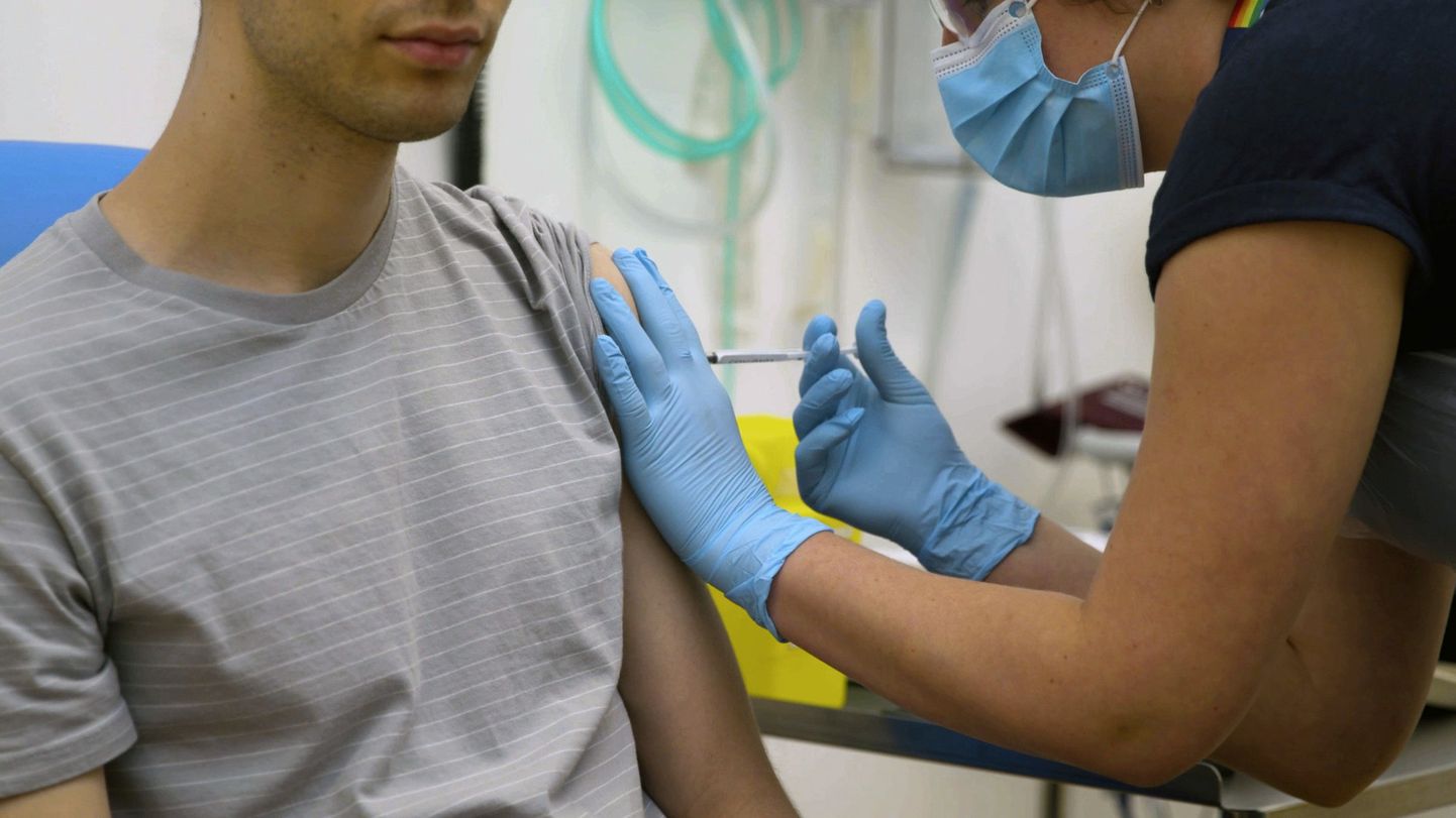 Oxfordi ülikooli teadlased asusid aprilli lõpus COVID-19 vaktsiini katsetama inimestel.