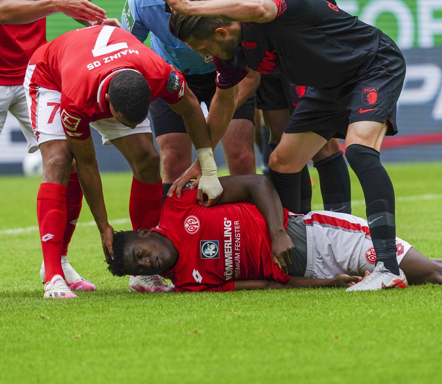Saksamaa jalgpalli meistrivõistlustel sai Mainzi mängija Taiwo Awoniyi kohtumises Augsburgiga  tõsiselt vigastada.