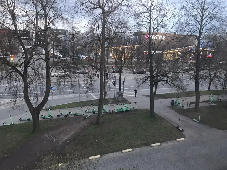Вместо того, чтобы парковать самокаты возле ТЦ Kristiine, они оставляют их напротив жилых домов, ограничивая машинам проезд во двор.