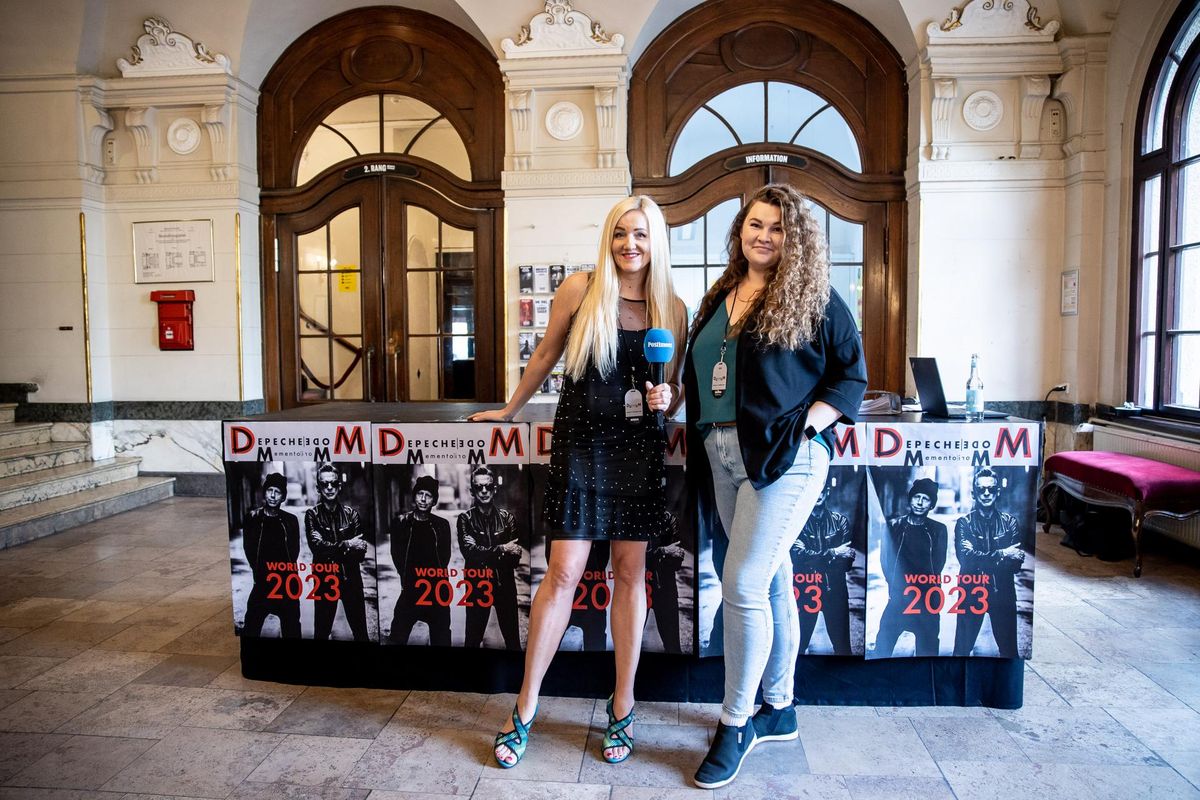 Postimehe ajakirjanikud Berliinis otse sündmuste keerises, vasakul Kristina Herodes eestikeelsest ja paremal Viktoria Solomonchuk venekeelsest Postimehest.