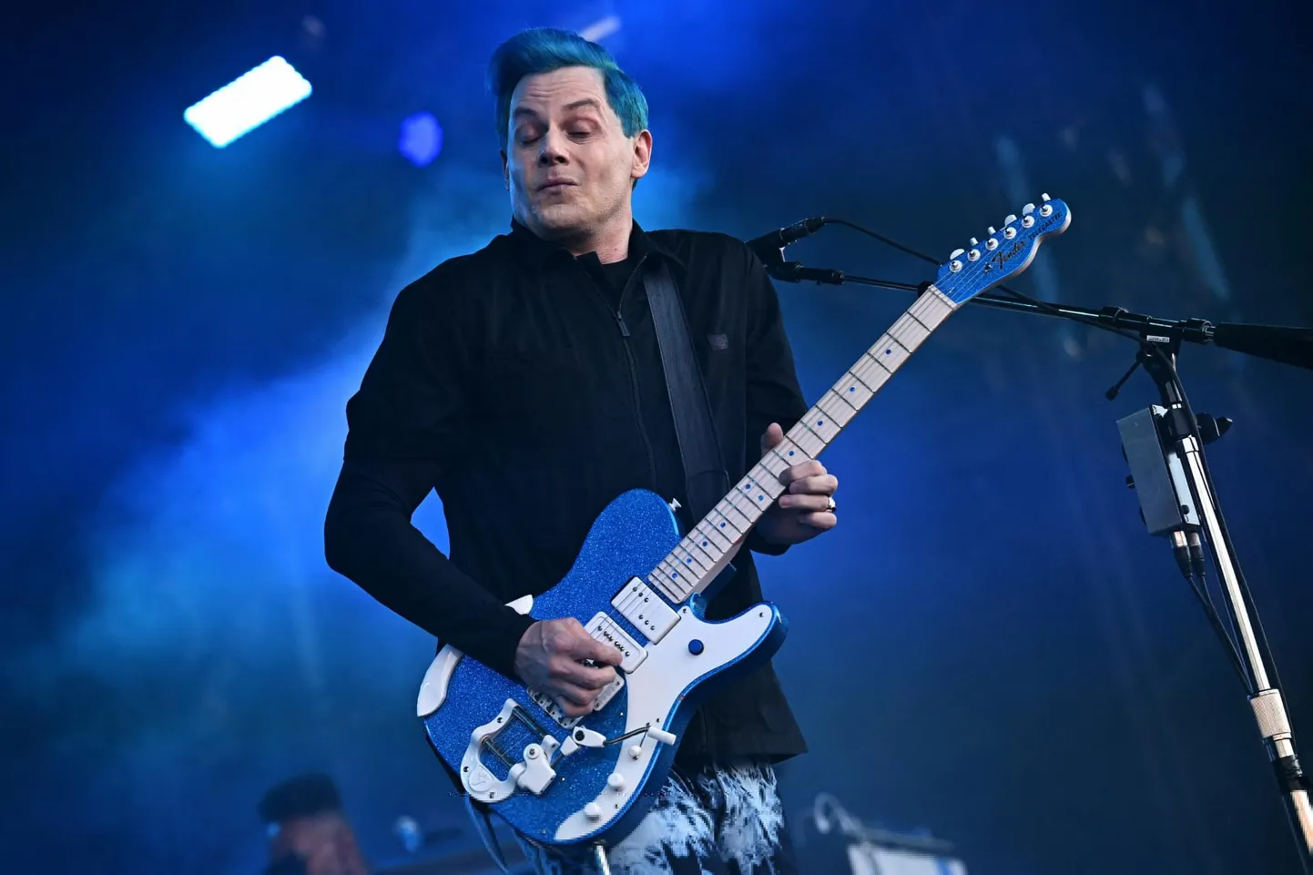 Jack White kasutab esinedes kaunilt kroomitud Bigsby pedaale.