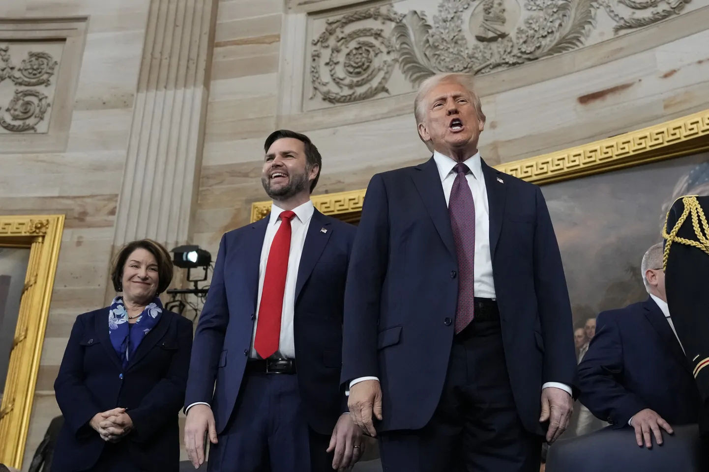 President Donald Trump, keskel, laval koos asepresident JD Vance’i ja senaator Amy Klobuchariga (vasakul ääres) pärast ametivande andmist kui Ameerika Ühendriikide 47. president USA Kapitooliumi rotundas Washingtonis esmaspäeval, 20. jaanuaril 2025.