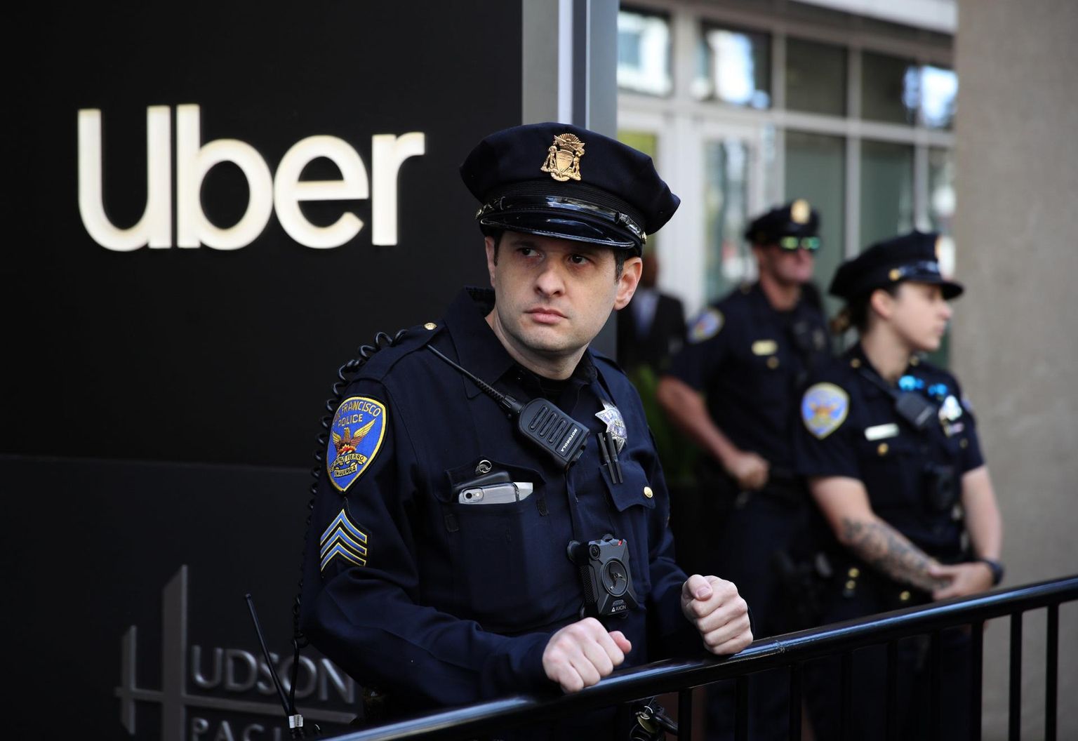 Politsei valvab Uberi San Francisco peakorterit, et protestivad autojuhid sisse ei saaks. FOTO: Justin Sullivan/Afp