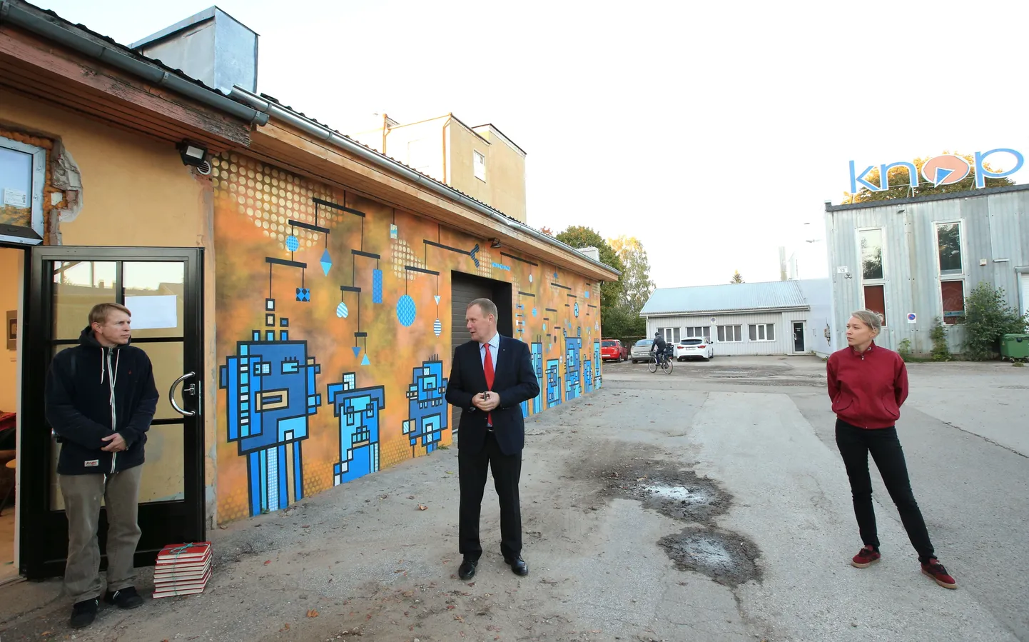 Avamisel kõnelesid linnaresidentuuri koordinaator Salme Kulmar (paremalt), Soome aukonsul Tartus Verni Loodmaa ja kunstnik Hans-Peter Schütt.