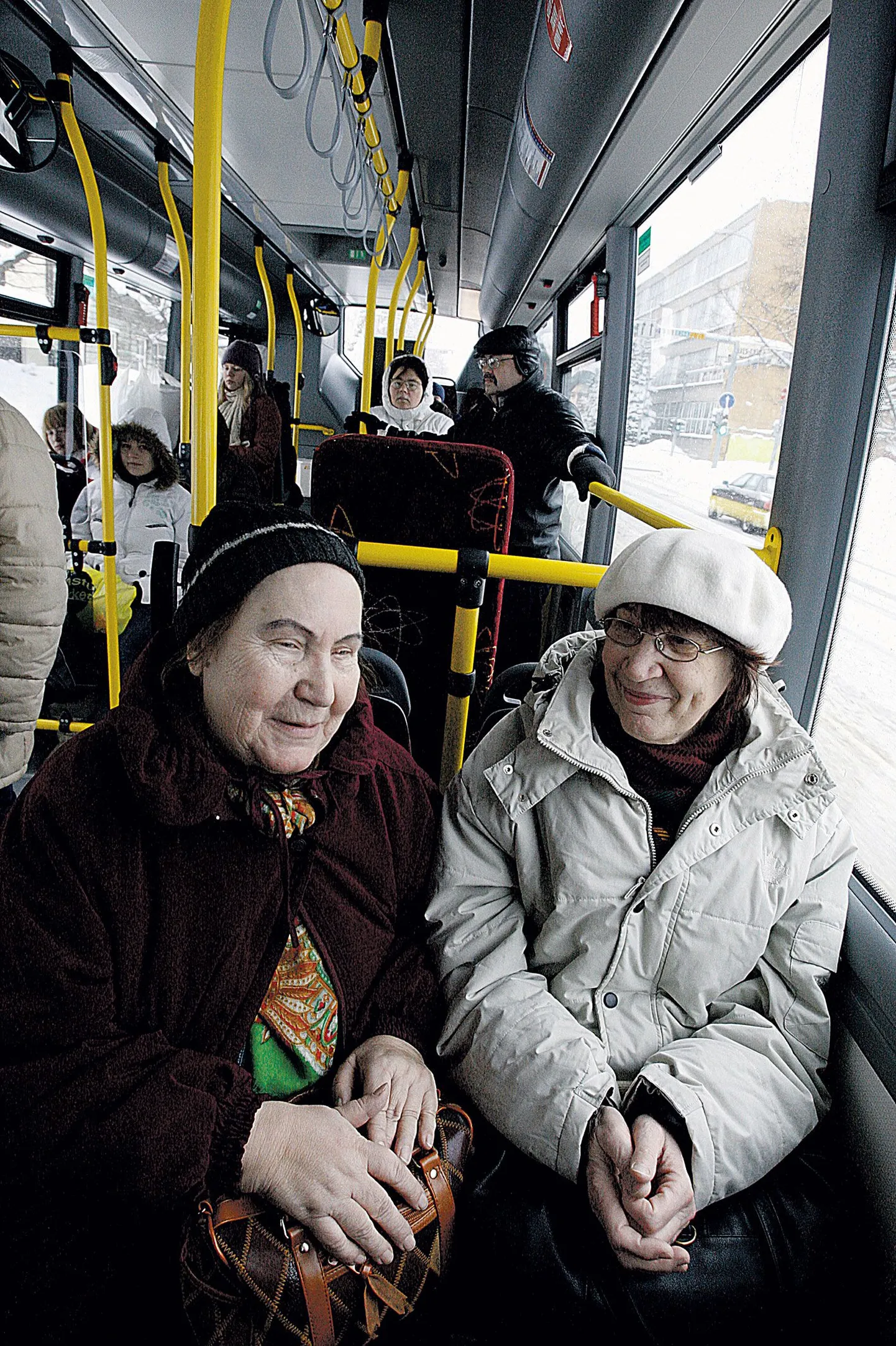Laili Kulberg (vasakul) ja Heljo Juntson tegid uusaastahommikul Sebe uuel Scanial proovisõitu Annelinnast FIsse ja leidsid ainult kiidusõnu. Nende meelest oli buss ilus, mugav ja soe. «Kui ainult inimesed hoiaksid neid busse,» oli naistel ühine soov.