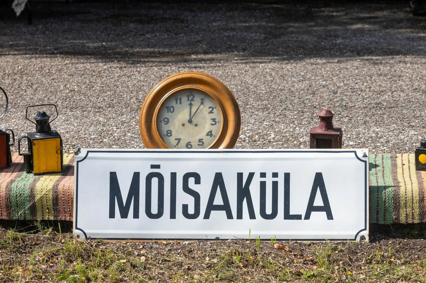 Mõisaküla identiteet on olnud suurel määral seotud raudteega. Rongid lõpetasid sinna sõitmise aga paarkümmend aastat tagasi ning nüüdseks on ka liiprid üles võetud.