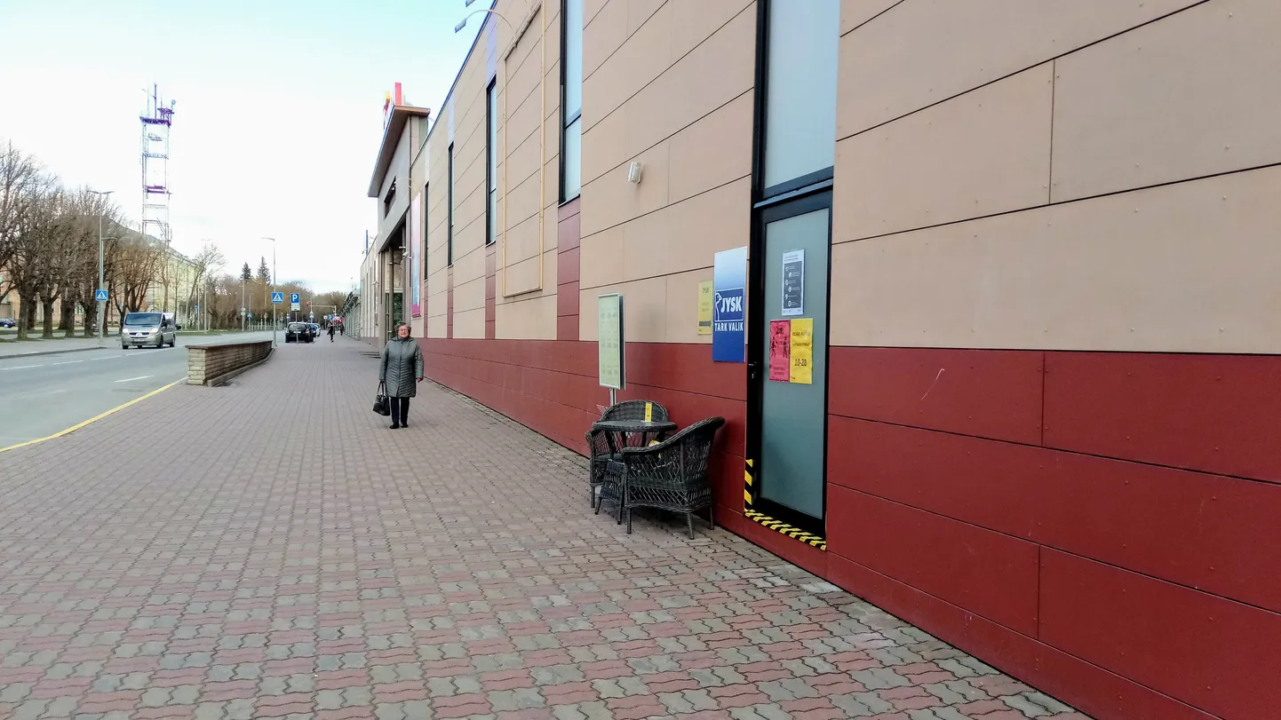 Превращение служебного входа в главный позволило снова открыть магазин для клиентов во время чрезвычайного положения.