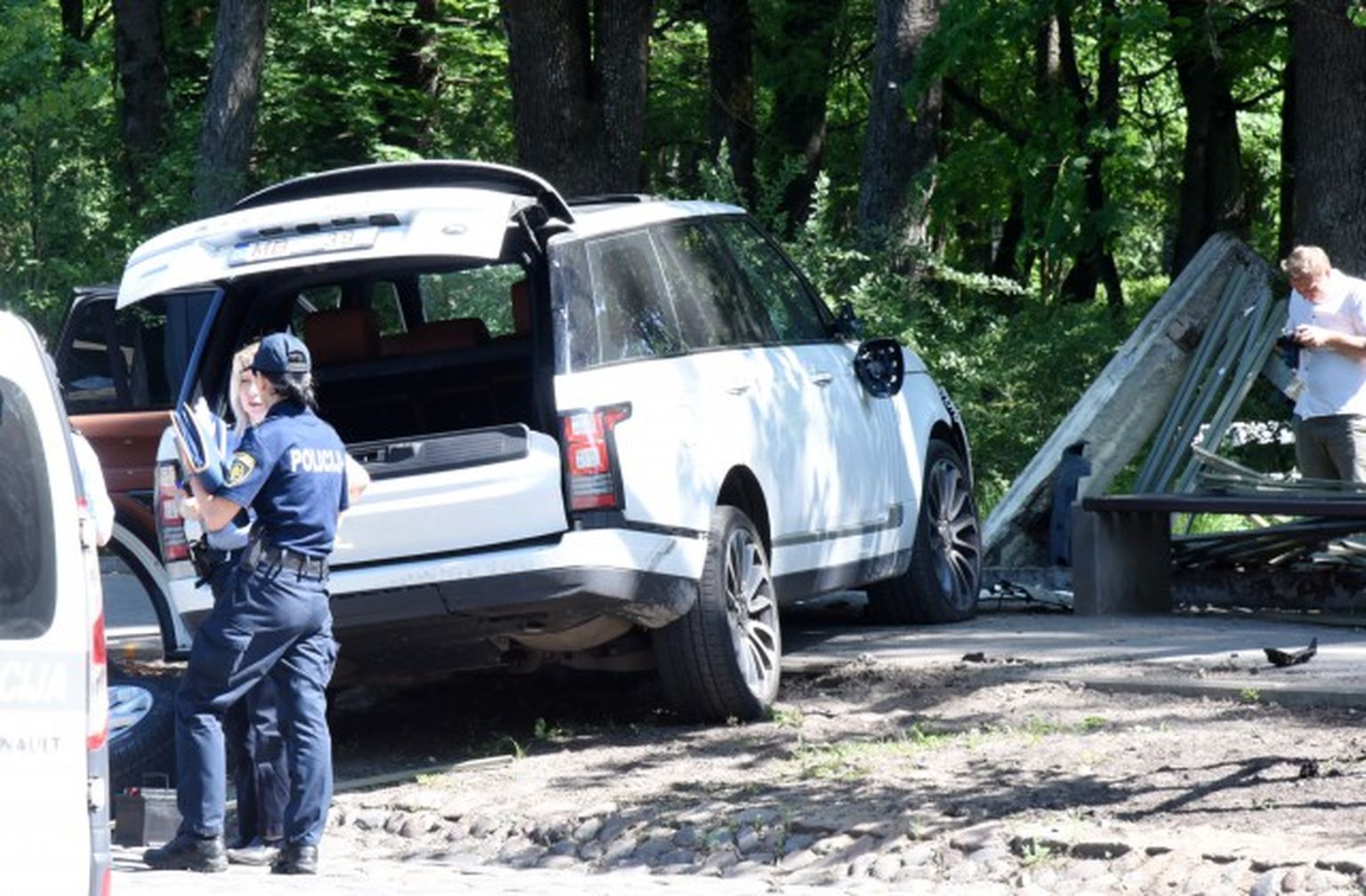 Nogalināts maksātnespējas administrators Mārtiņš Bunkus, kurš pārvietojās ar baltas krāsas mašīnu.