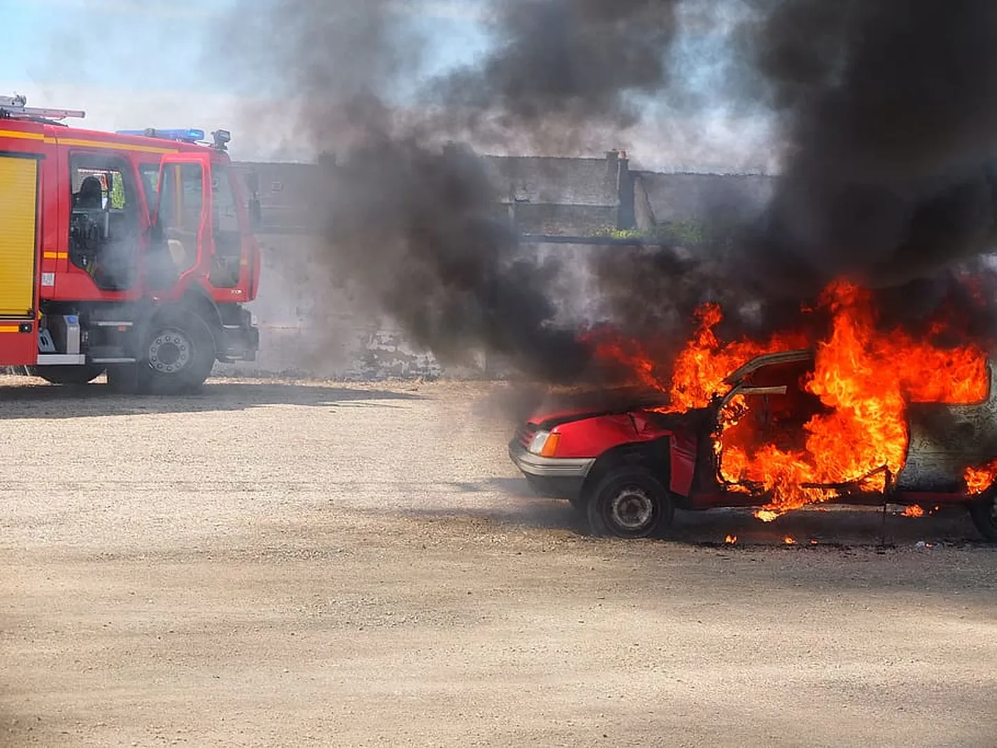 Auto võib süttiida ka elektrostaatilisi laenguid koguva plastikmahuti tõttu. Foto on illustratiivne.