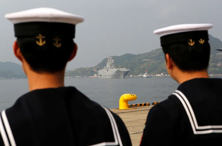 Jaapani mereväelased laeva tervitamas. Foto: Reuters/Scanpix
