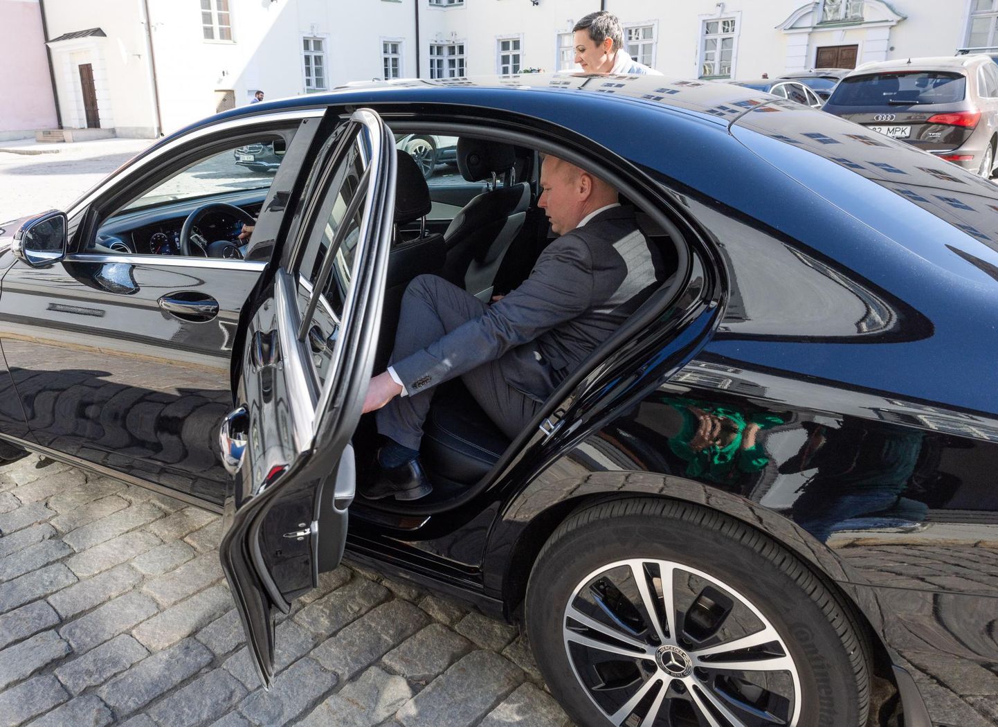 Что налог на автомобили предназначен для того, чтобы люди меньше пользовались автомобилем, министр финансов Март Вырклаэв утверждает, сидя в автомобиле.