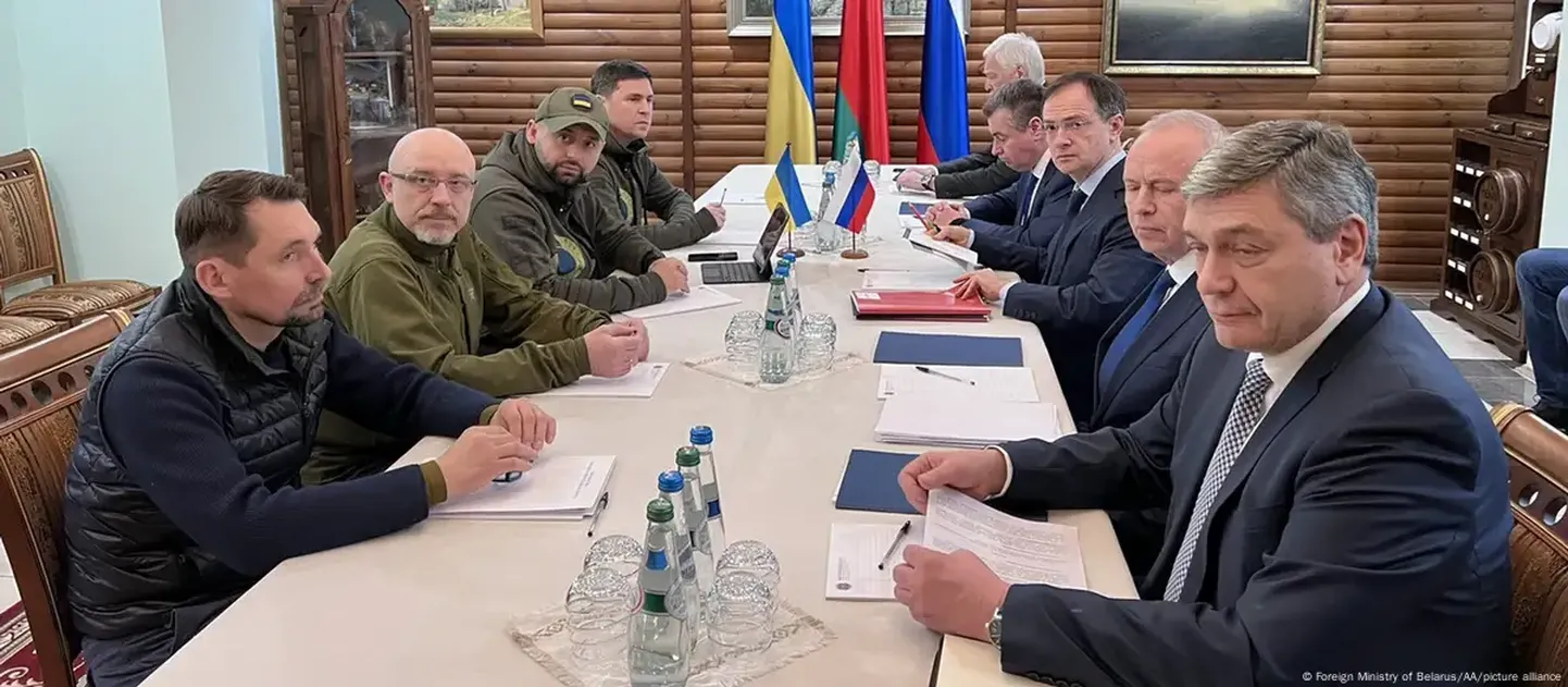 Делегации Украины и России на переговорах в Беларуси (7 марта 2022 года)