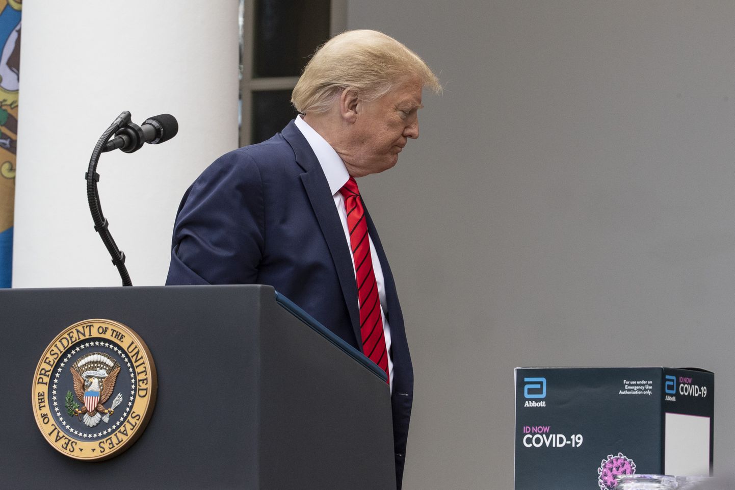 USA president Donald Trump lahkumas 11. mail Valge Maja Roosiaias toimunud koroonaviiruse teemaliselt pressikonverentsilt
