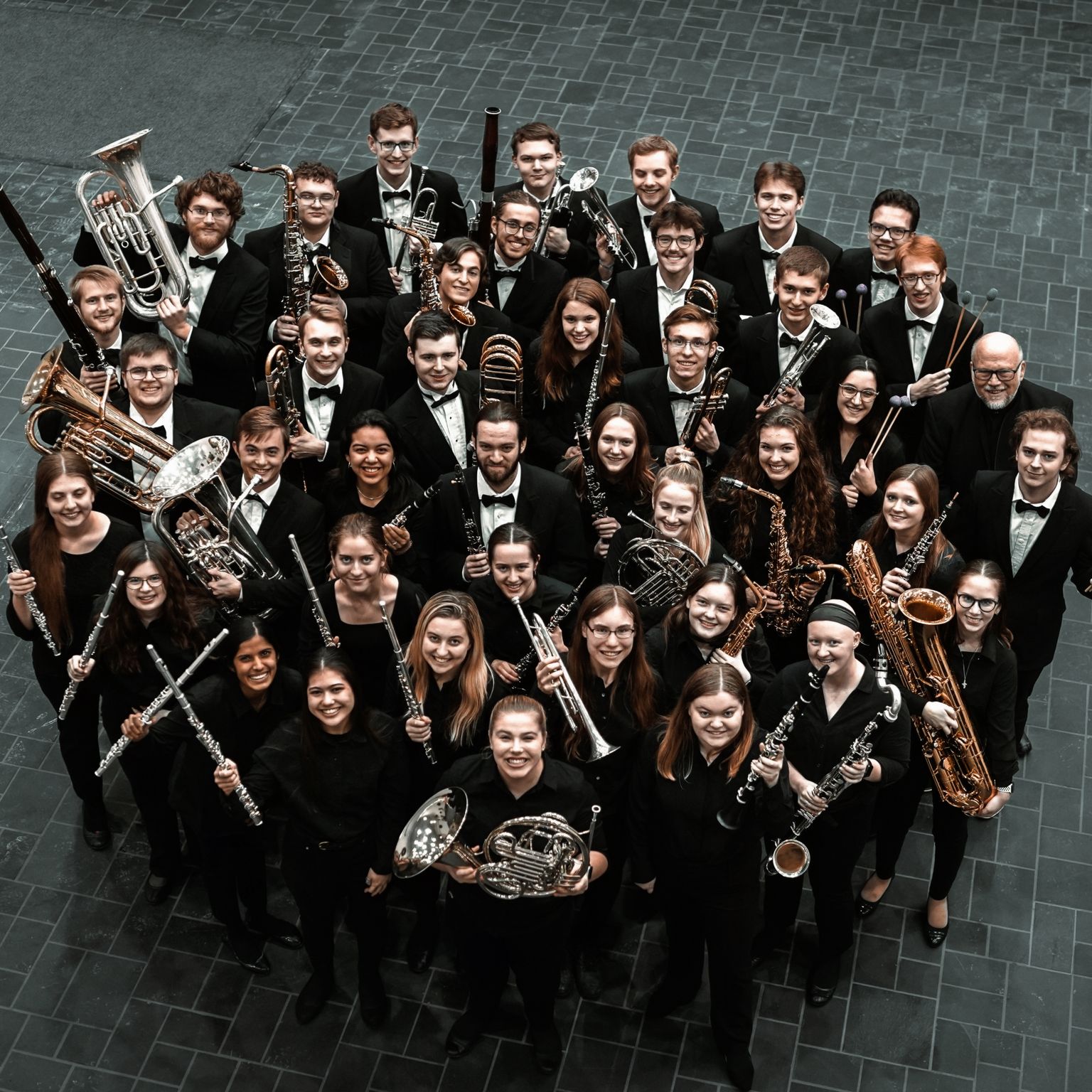 Bethel University Wind Symphony koosneb 60 pillimängijast