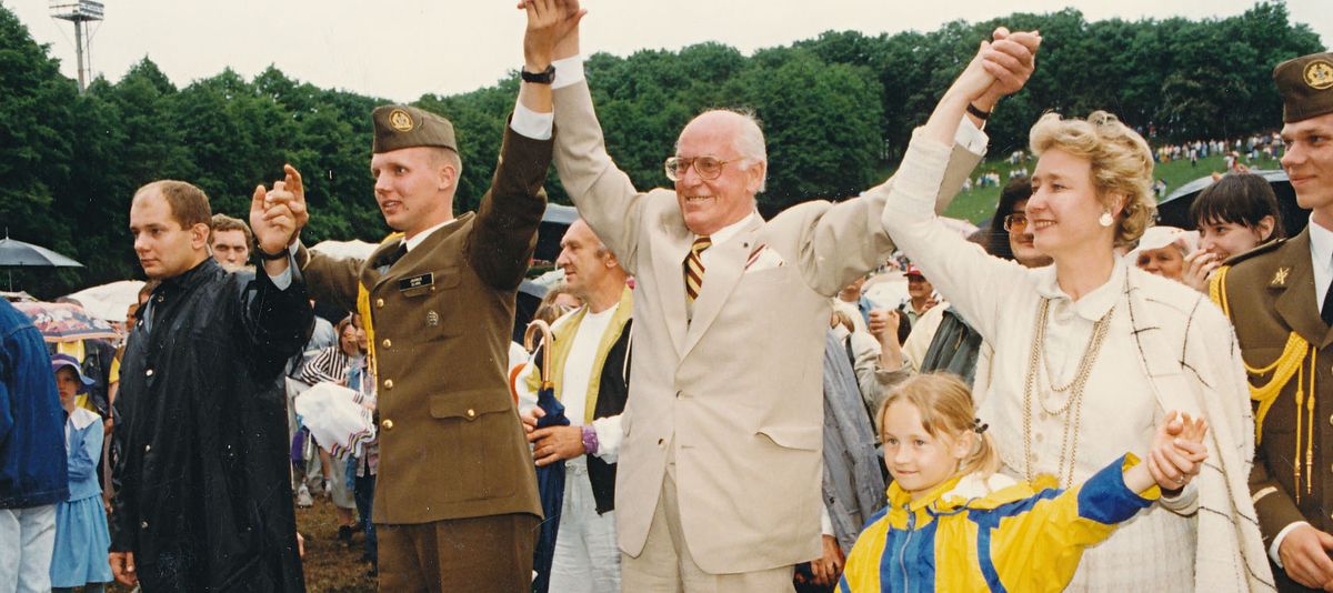 Lennart Meri koos abikaasa ja tütrega laulupeol. 1997.