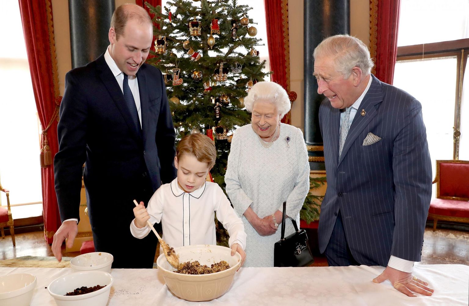Jõulupuding on Suurbritannias aukohal. Prints William, kuninganna Elizabeth II ja prints Charles vaatavad lõbustatult, kuidas prints George pudingut segab.