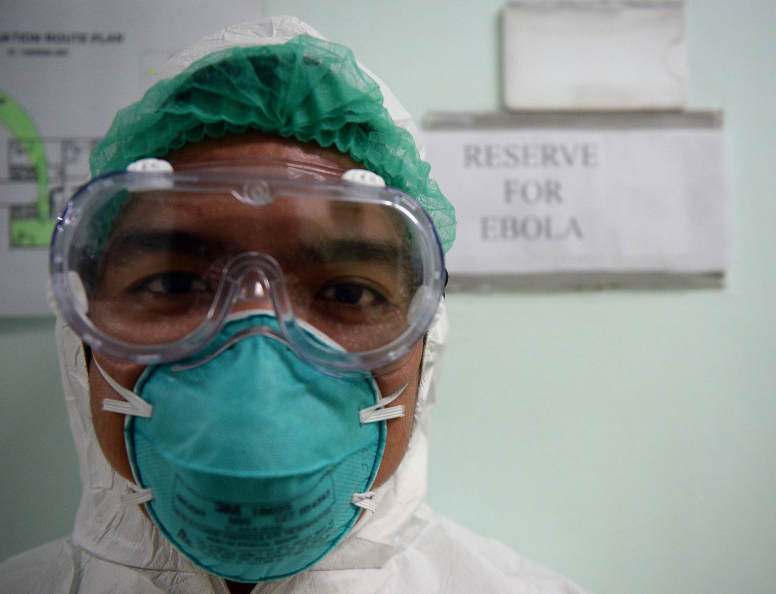Filipiinide meditsiinitöötaja, kes harjutab tegutsemist võimaliku Ebola-puhangu puhul.