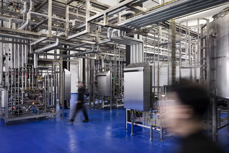 Selline näeb välja Solar Foodsi moodne «farm» Factory 01 Soomes Vantaa lähedal. Loomi sinna tapale ei viida, toidumaterjali saadakse õhust süsinikdioksiidi eraldades ning vett ja veidi mineraalaineid lisades. Bioreaktoris toimub valgu süntees sarnaselt sellele, kuidas taimed mullast toitaineid omastavad.