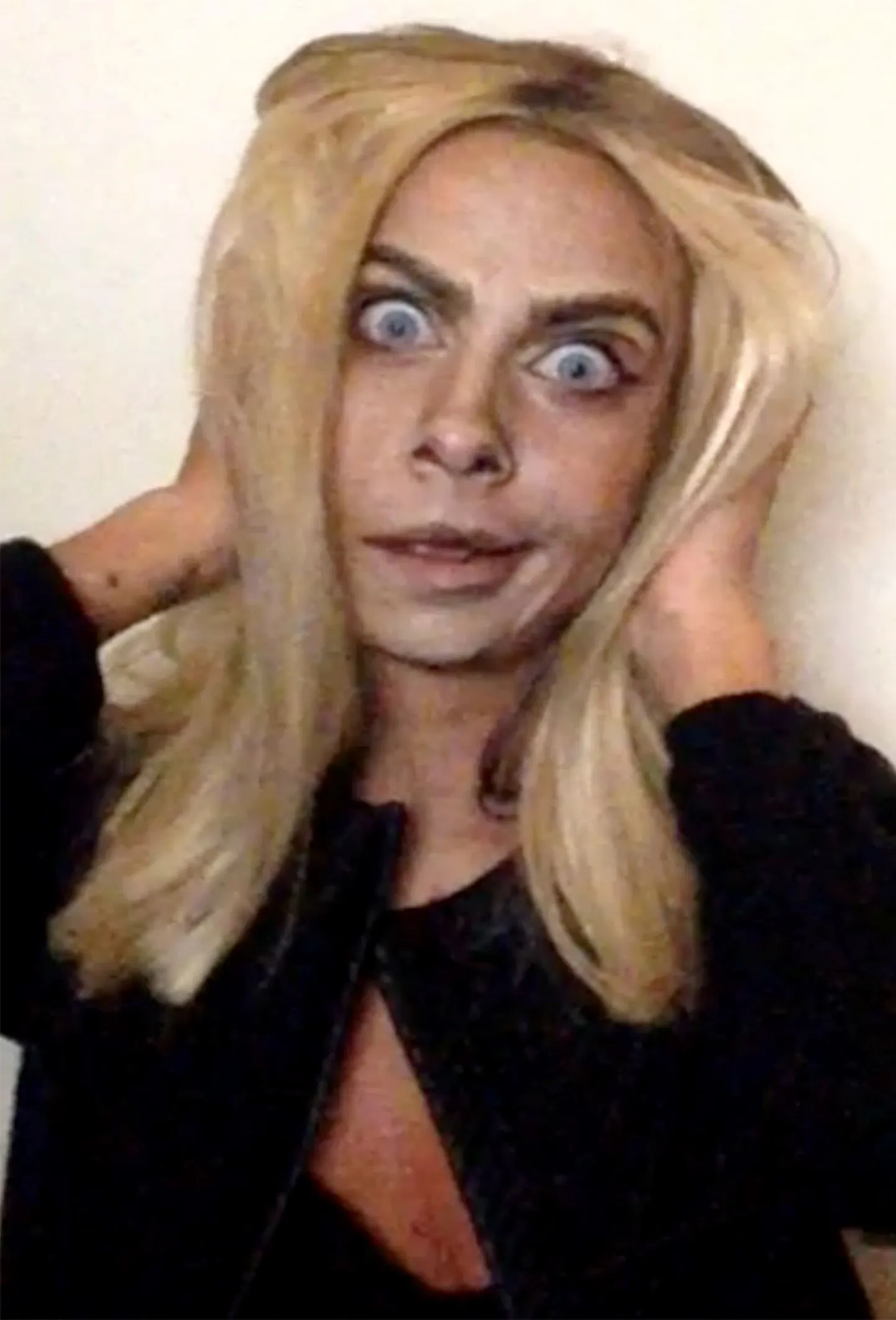 Roberta(Cara Delevingne)