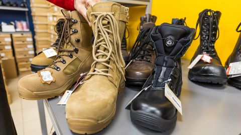 Спрос есть ⟩ Эстонский производитель военной обуви сокращает убытки