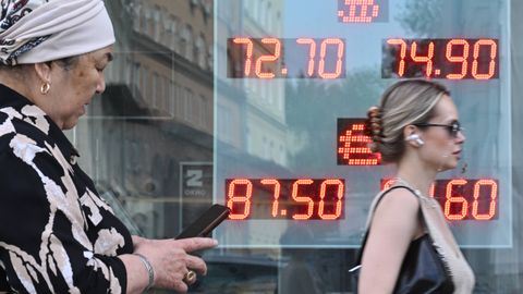 Russians withdraw record amounts of cash