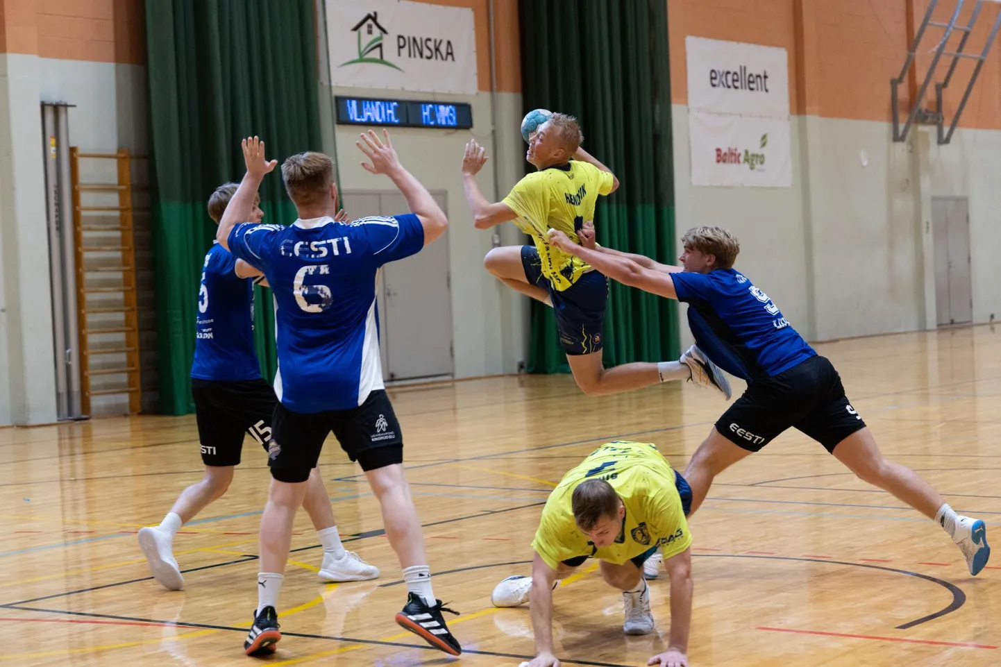 Viljandi HC tuli enda korraldatud turniiril teiseks. Fotol mängib ta tänavuse Eesti meistriliiga uustulnuka HC Viimsiga.