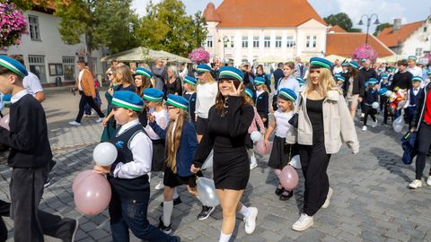 GALERII JA VIDEO ⟩ Sinimütsiline koolipere marssis läbi Kuressaare