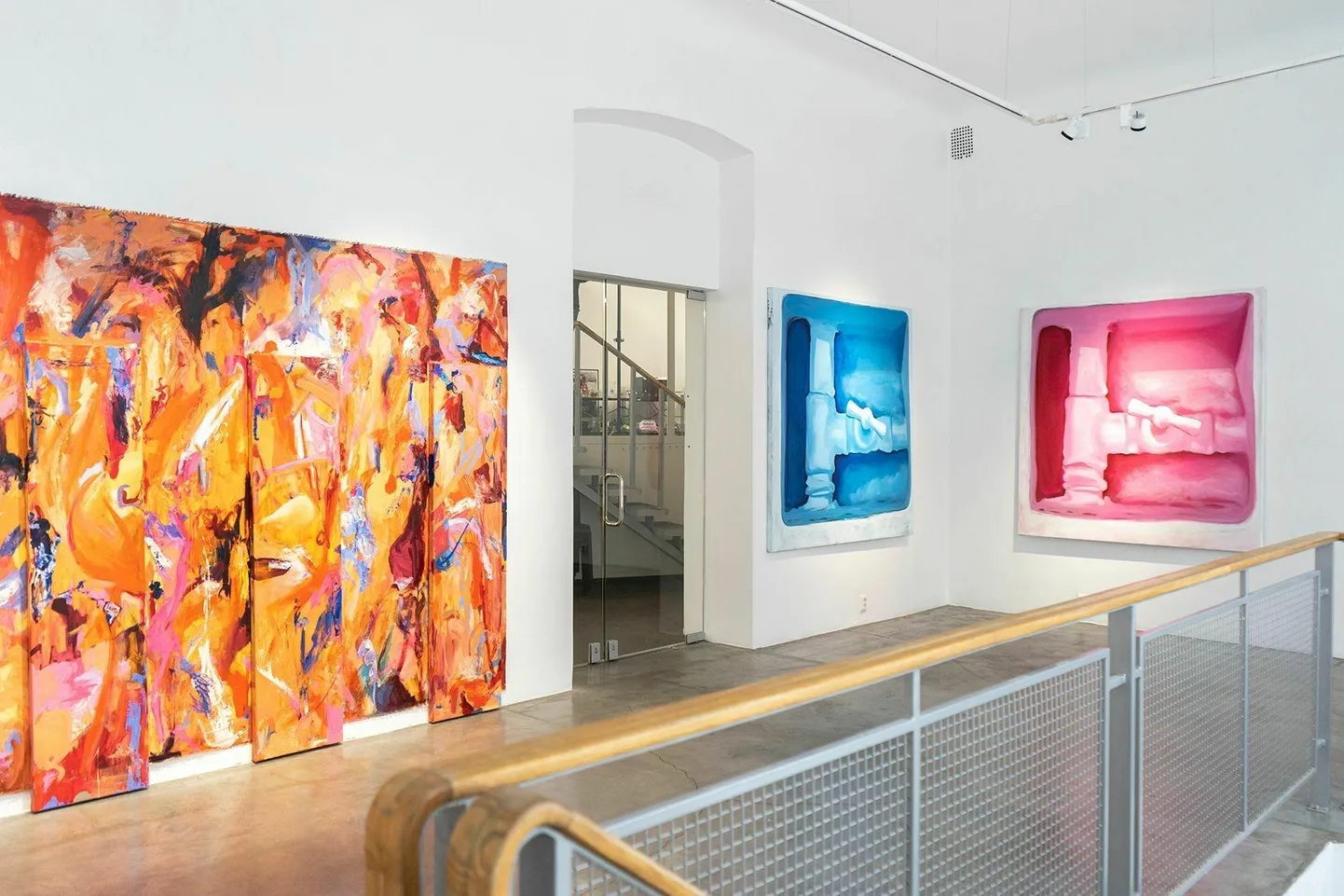 Mari Steinbergi ja Jane Mutsi teosed näitusel «Etüüdid sinisele, punasele ja pruunile».