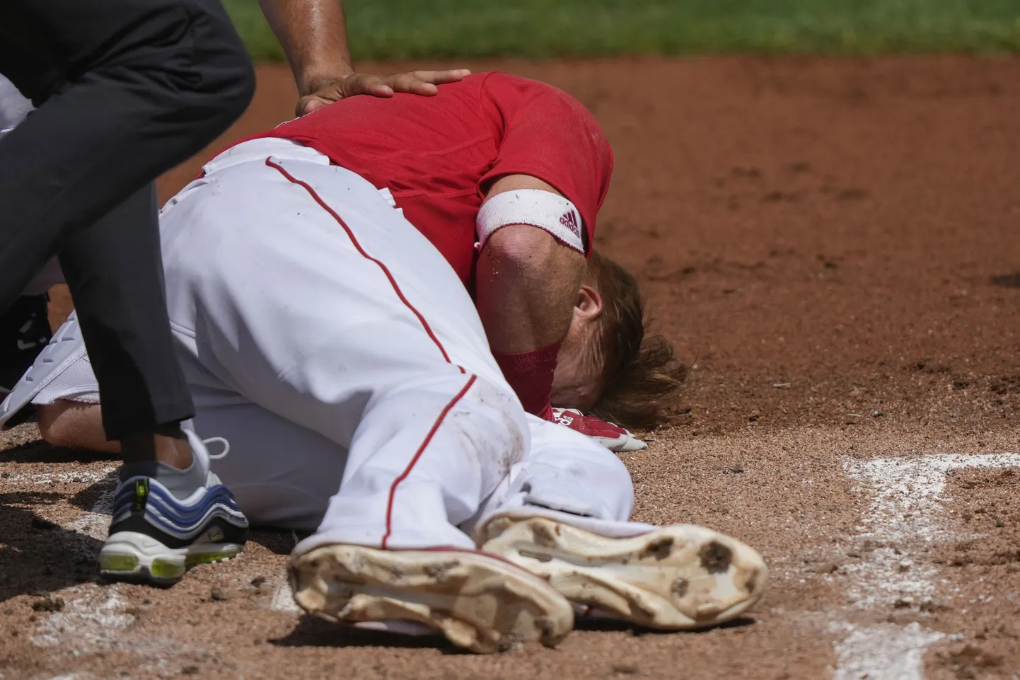 Justin Turner lebamas maas pärast palliga näkku saamist.