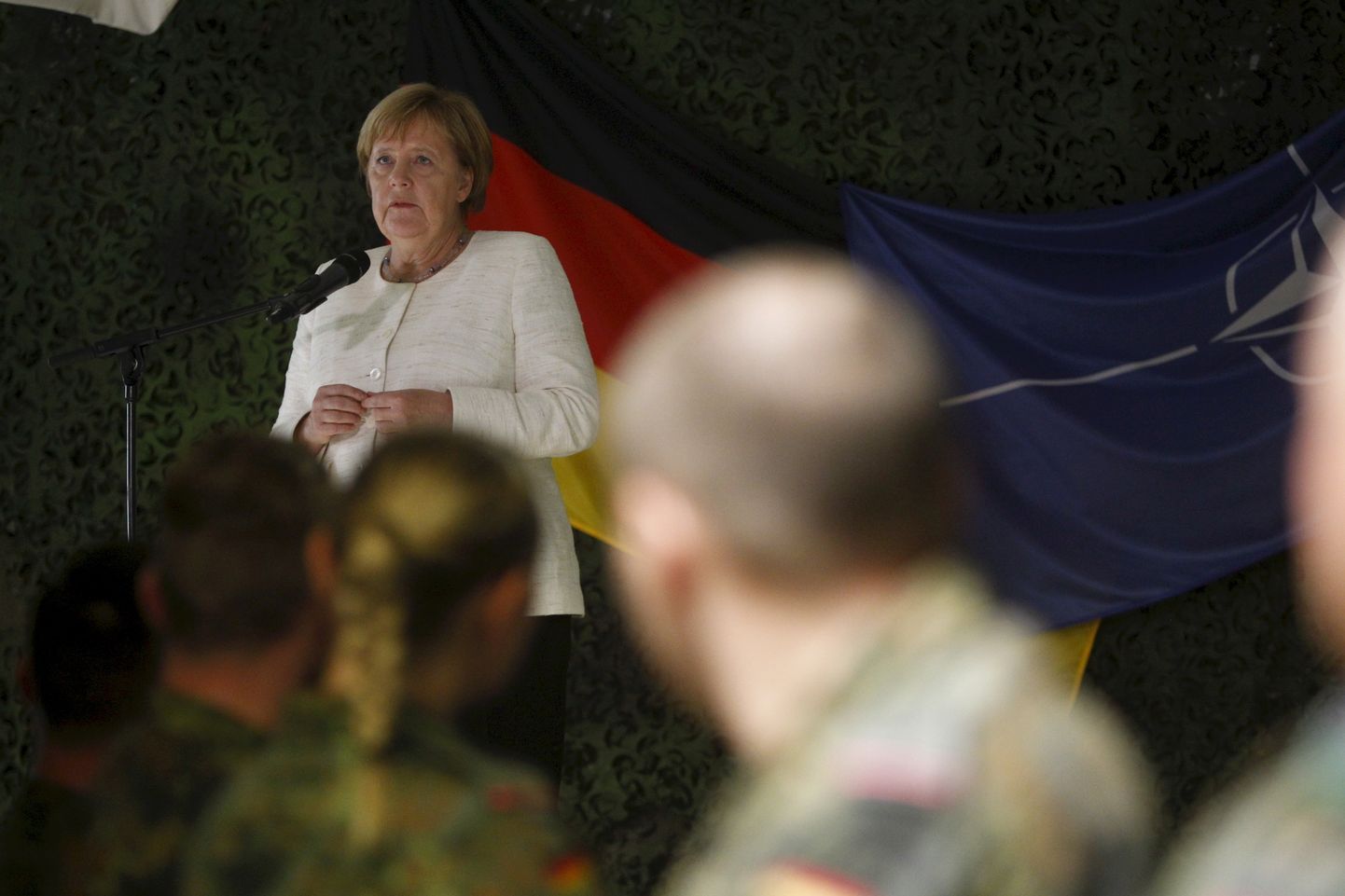 Liidukantsler Angela Merkel eile Leedus Saksa sõduritega kohtumas.