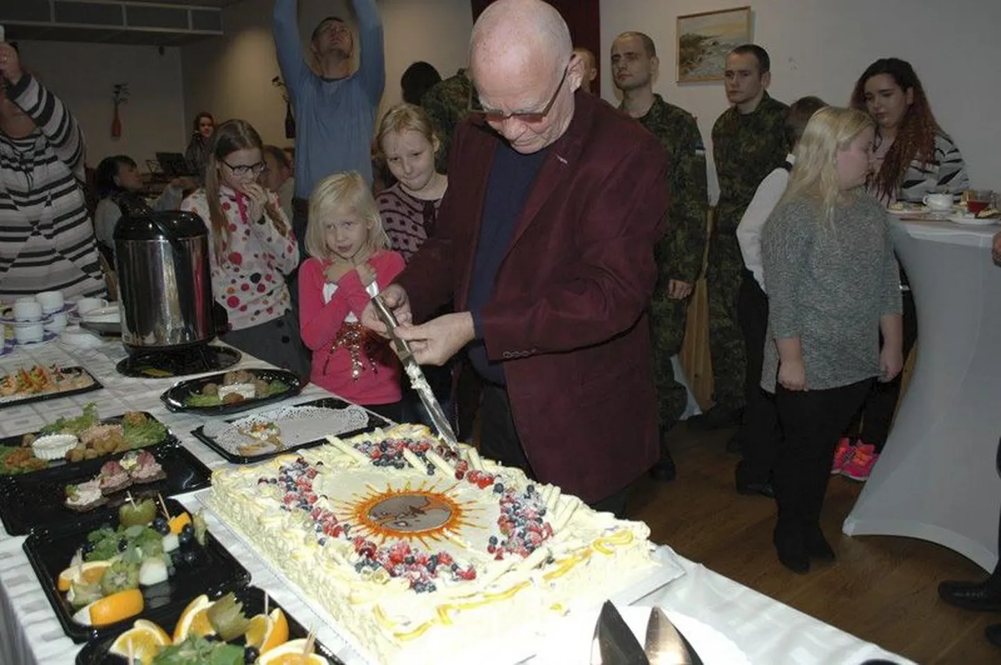 Tapalt pärit tuntud animafilmirežissöör Priit Pärn lõikas lahti viienda omanimelise festivali tordid.