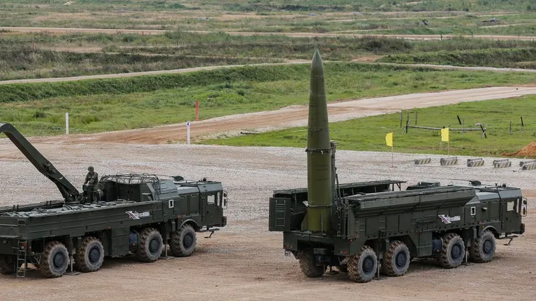 Ракета "Кинжал" внешне напоминает баллистическую ракету комплекса "Искандер" (на снимке)