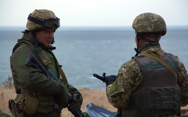 Сержант морской пехоты Украины Факел в патруле в районе поселка Широкино под Мариуполем. 2016 год.