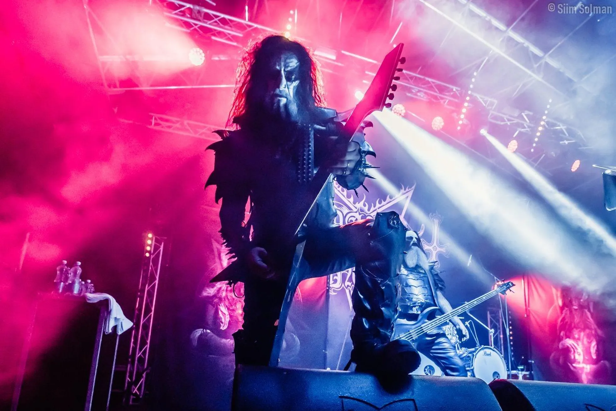 Dark Funerali kitarrist näeb lavarüüs rohkem deemoni kui inimese moodi välja.