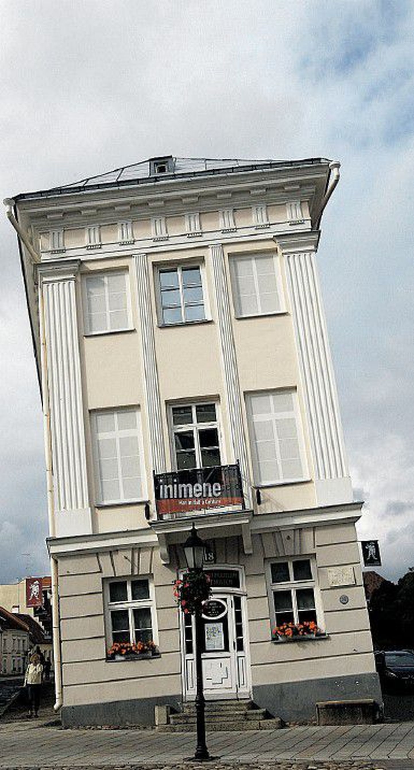 Tartu linnavalitsus ja Tartu kunstimuuseum vaidlevad raeplatsi viltuse maja üürihinna tõstmise üle.
