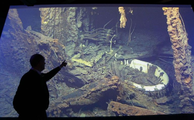 Okeanograaf Robert Ballard näitab aprillis 2012 Põhja-Iirimaal Belfatis peetud loengul kaadrit Titanicu kapteni Edward Smithi kajutist ja ta vannist.