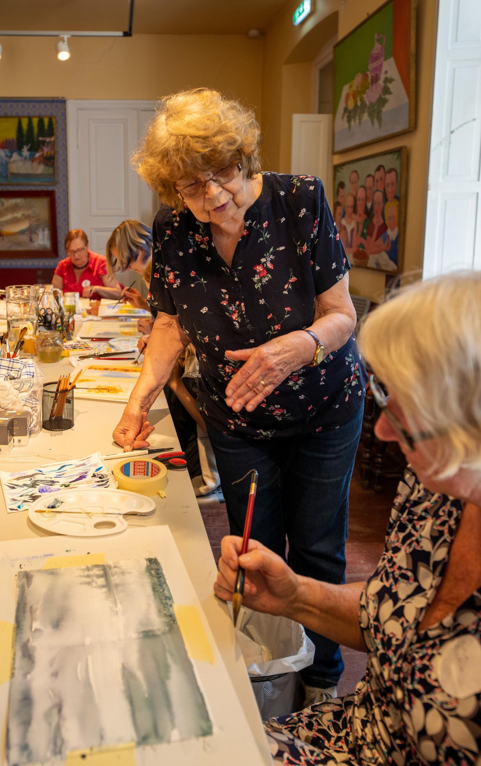 Juhendaja Imbi Rahumaa õpetas huvilistele erinevaid akvarellitehnikaid: õitsemist, pritsimist ja kontokaardiga maalimist.