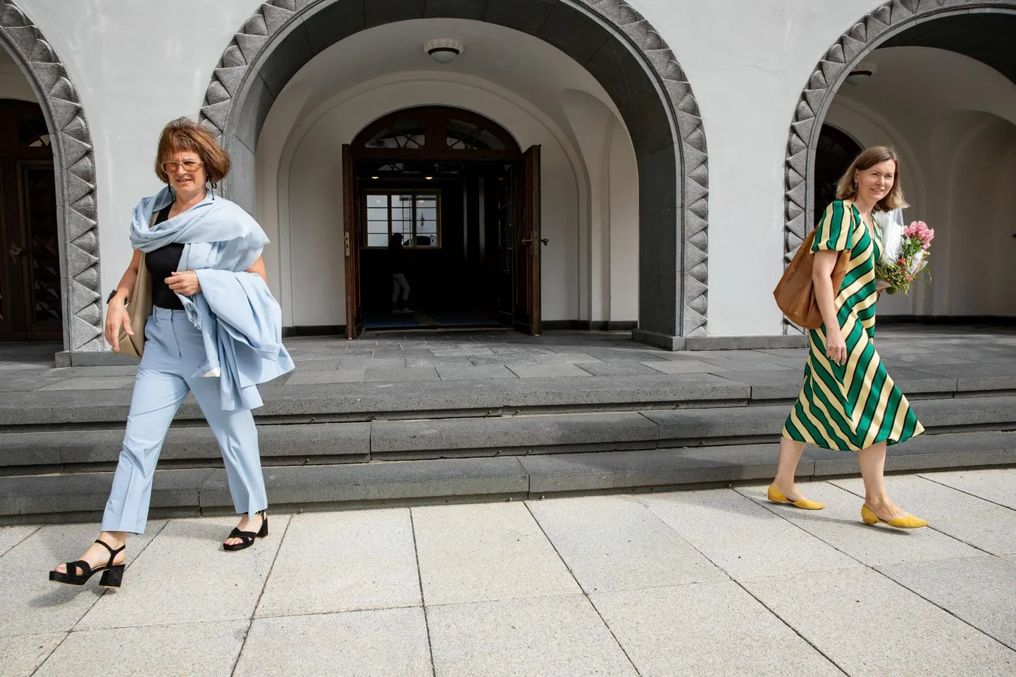 Valitsus lõpetab üksi elava pensionäri toetuse maksmise hooldekodus elavatele pensionäridele. Pildil sotsiaalkaitseminister Signe Riisalo ja terviseminister Riina Sikkut.

 

FOTO: Eero Vabamägi
